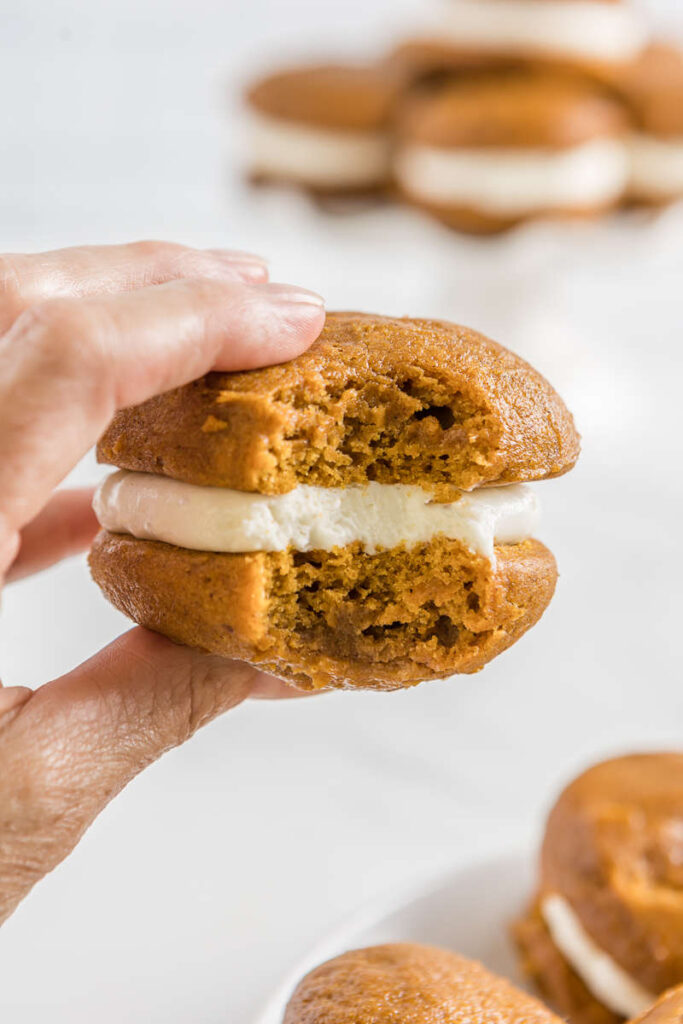 Whoopie pies with cream cheese filling
