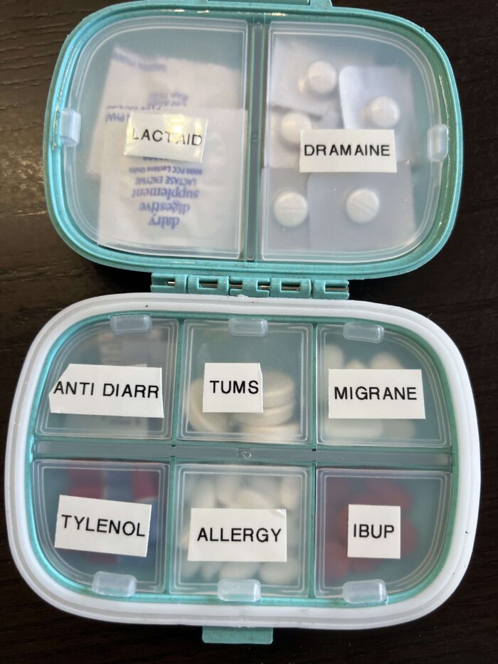 Pill container with 6 spaces for medicine and vitamins.